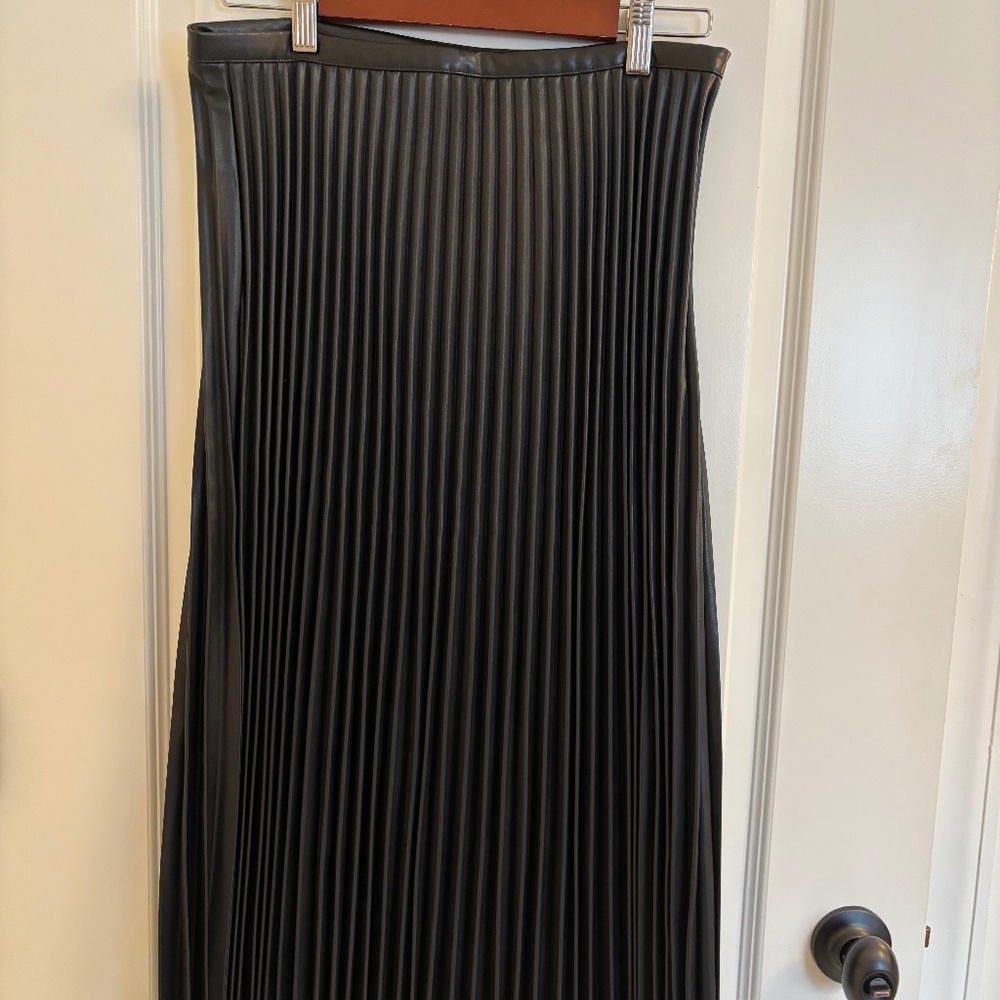 Black Banana Republic Faux Leather Pleated Skirt size 8